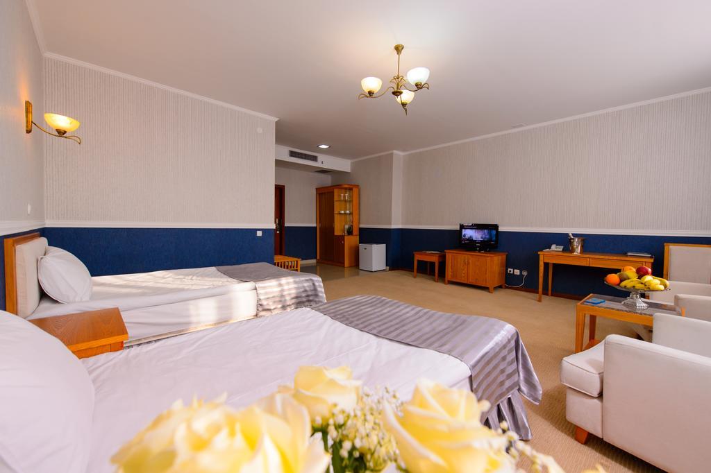 O Azamat Hotel อัสตานา ภายนอก รูปภาพ